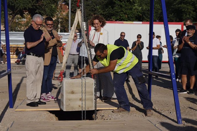 Ester Capella en el acto de colocación de la primera piedra de una nueva promoción de 101 viviendas en el Prat de Llobregat (Barcelona), junto a Lluís Mijoler y a Antonio Pedrero.