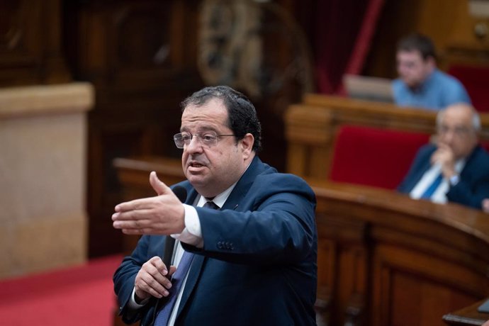 El conseller d'Interior de la Generalitat, Joan Ignasi Elena, en sessió de control al Govern en el ple del Parlament.