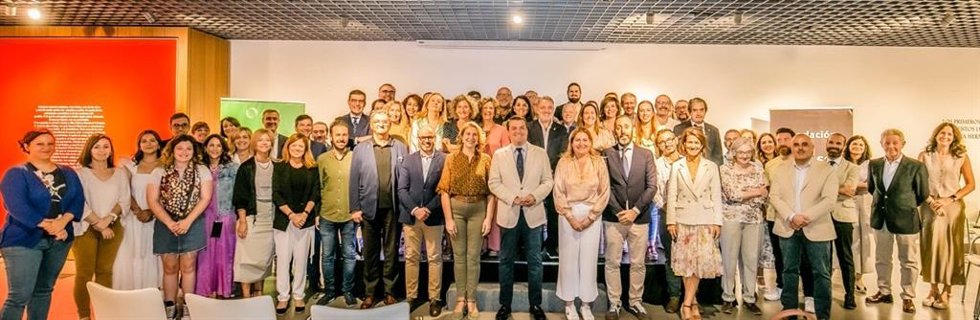 Autoridades y asistentes al Encuentro de Fundaciones y Asociaciones.
