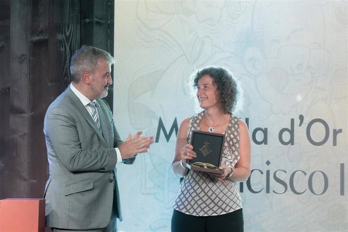 El alcalde de Barcelona entrega la Medalla de Oro al mérito cultural a título póstumo a Ibáñez, que recoge su hija Núria Ibáñez