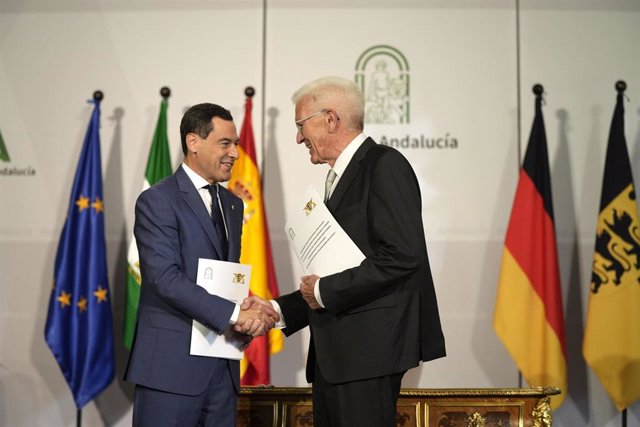 El presidente de la Junta de Andalucía, Juanma Moreno (i), y el ministro-presidente del estado federado de Baden-Württemberg, Winfried Kretschmann (d), se dan la mano tras firmar la Declaración de Intenciones Conjuntas, a 4 de octubre de 2023 en Sevilla (
