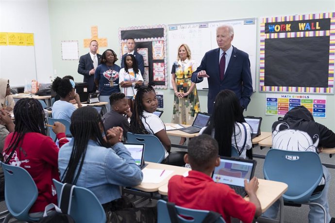 Archivo - El presidente de Estados Unidos, Joe Biden, y la primera dama, Jill Biden, en una clase de un colegio de Washington.