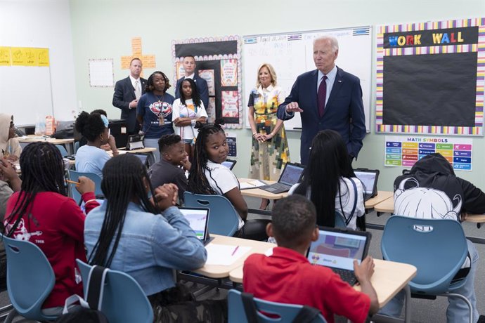 Archivo - August 28, 2023, Washington, District of Columbia, USA: United States President Joe Biden and first lady Dr. Jill Biden welcome students back to school at Eliot-Hine Middle School in Washington, DC, August 28, 2023
