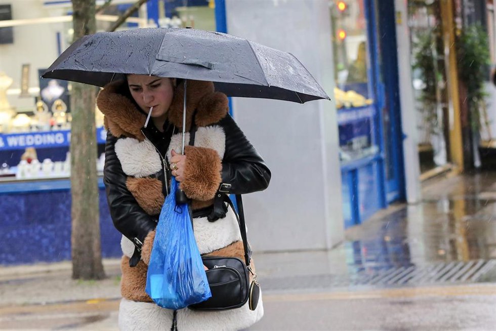 Archivo - February 15, 2022, London, United Kingdom: A woman walks as she smokes a cigarette on the streets of London.