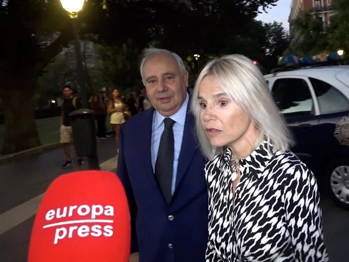 EUGENIA Y SU HERMANO FERNANDO MARTÍNEZ DE IRUJO EN EL FUNERAL A MARTA CHÁVARRI