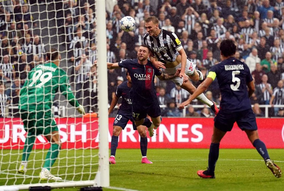 Dan Burn marca un gol con el Newcastle United en la Champions League.