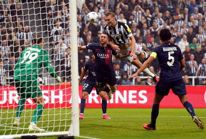 04 October 2023, United Kingdom, Newcastle Upon Tyne: Newcastle United's Dan Burn (2nd R) scores his side's second goal during the UEFA Champions League Group F soccer match between Newcastle United and Paris Saint-Germain at St. James' Park. Photo: Owen 