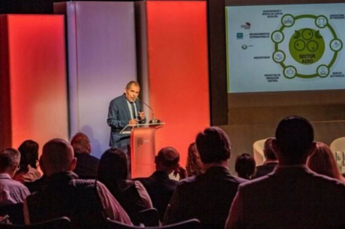 El ministro de Comercio Exterior y Turismo, Juan Carlos Mathews, expone las oportunidades para los capitales españoles en el Perú, durante el Roadshow de Inversiones Madrid 2023.