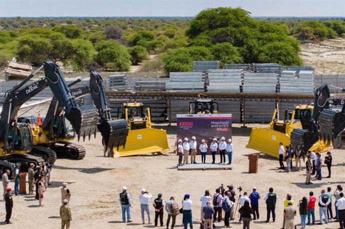 Ministra de Desarrollo Agrario y Riego, Jennifer Contreras, participó en la entrega de maquinaria pesada para descolmatar ríos en la región Piura, en prevención del Fenómeno El Niño.