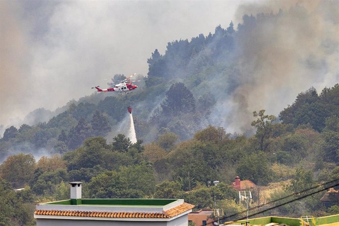 Archivo - Un hidroavión trabaja en la extinción del incendio forestal, a 19 de agosto de 2023, en La Orotava, Tenerife, Islas Canarias (España)