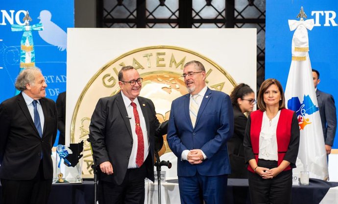 El presidente en funciones de Guatemala, Alejandro Giammattei, y el presidente electo, Bernardo Arévalo