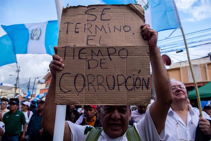 Manifestantes salen a las calles de Guatemala para manifestarse a favor de la democracia