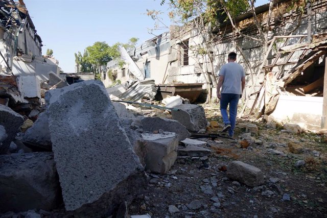 Un hombre entre las ruinas de un edificio en Odesa (Ucrania)