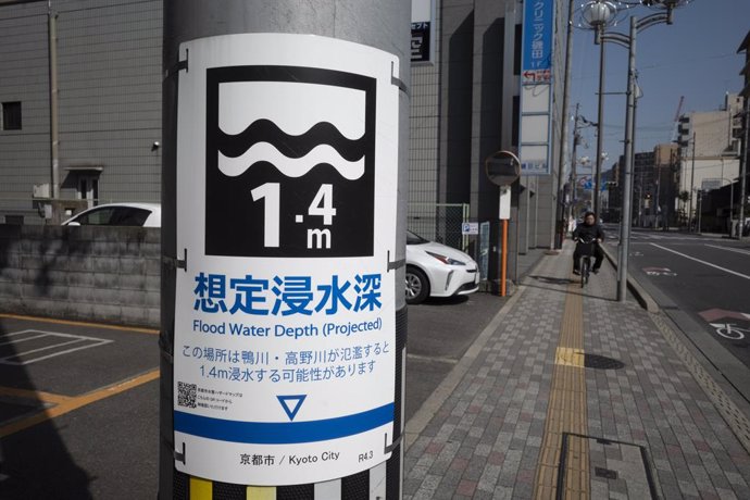 Archivo - March 7, 2023, Kyoto, Japan: A projected Flood Water Depth disaster preparedness sign installed by the Kyoto City government showing the surrounding area may face up to 1.4 meters of storm surge during a tsunami or heavy rain flooding situatio