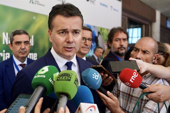 El ministro de Industria, Comercio y Turismo en funciones, Héctor Gómez, atiende a la prensa tras el acto  inaugural del VI Congreso Nacional de Industria y Pyme a 02 de octubre del 2023 en Málaga (Andalucía, España).  