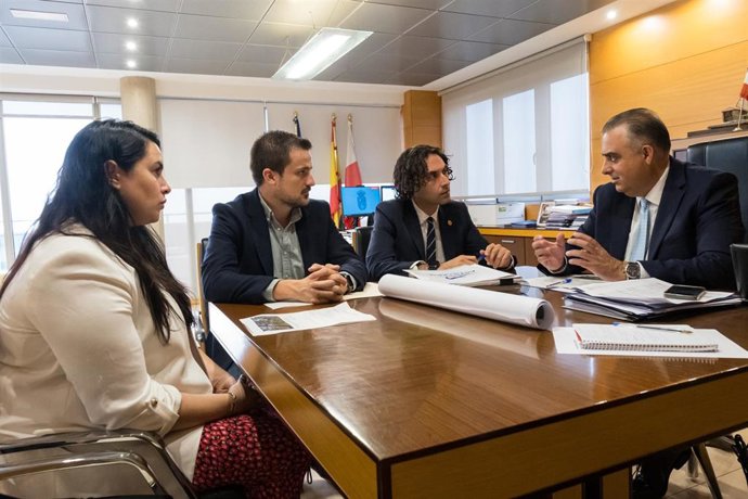 El consejero de Fomento, Ordenación al Territorio y Medio Ambiente, Roberto Media, recibe al alcalde de El Astillero, Javier Fernández Soberón