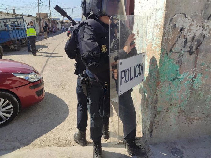 Archivo - Agentes de Policía Nacional en el poblado de Son Banya
