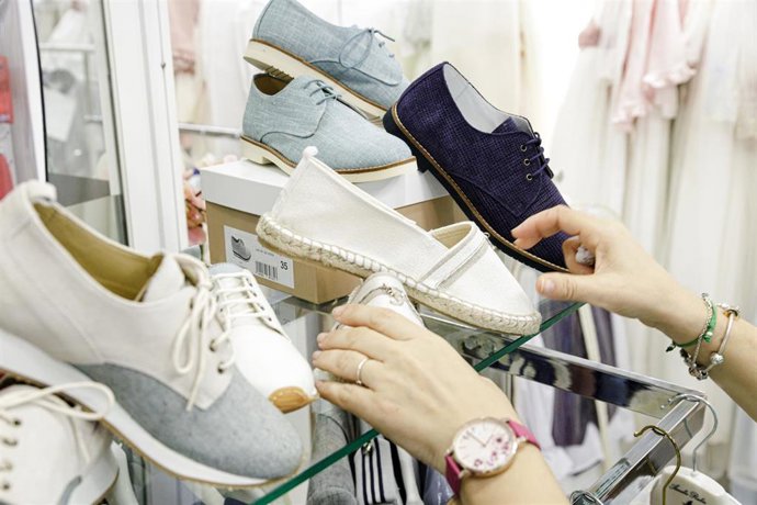 Archivo - Un negocio de calzado en Madrid