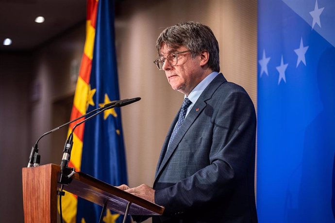 El expresidente de la Generalitat y eurodiputado de Junts, Carles Puigdemont, ofrece una rueda de prensa durante la conferencia inaugural de las jornadas interparlamentarias de Junts per Catalunya
