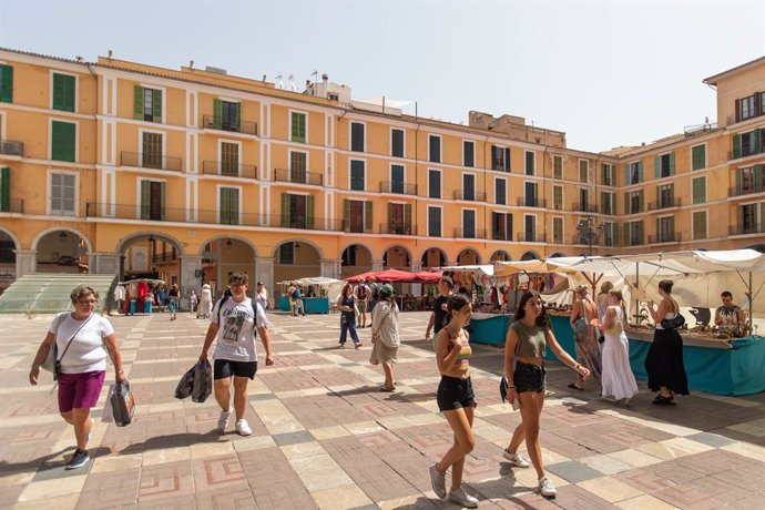 Archivo - Turistas paseando por Palma, a 11 de julio de 2023, en Palma de Mallorca, Mallorca, Baleares (España).  