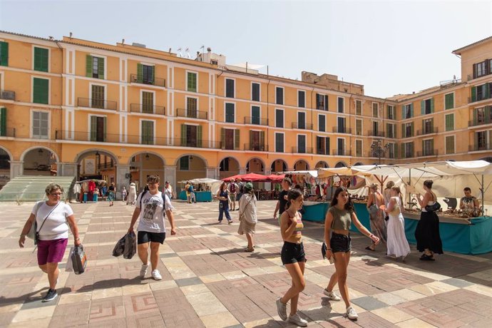 Archivo - Turistas paseando por Palma, a 11 de julio de 2023, en Palma de Mallorca, Mallorca, Baleares (España).  