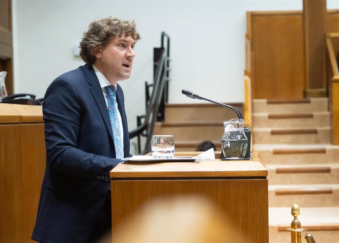 El secretario general del PSE-EE, Eneko Andueza, en el Parlamento vasco