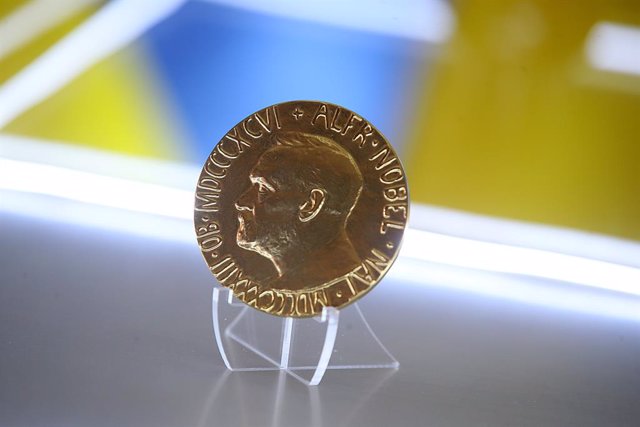 Archivo - January 23, 2023, Kyiv, Ukraine: The Nobel Peace Prize Medal won by the Center for Civil Liberties (CCL) in 2022 is on display during the honorary lecture given by 2022 Nobel Peace Prize laureate, head of the Center for Civil Liberties (CCL) Ole