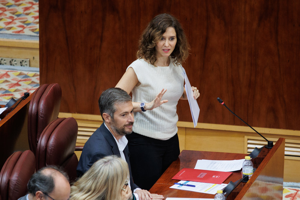 La presidenta de la Comunidad de Madrid, Isabel Díaz Ayuso, interviene durante una sesión plenaria de la Asamblea de Madrid, a 5 de octubre de 2023, en Madrid (España).