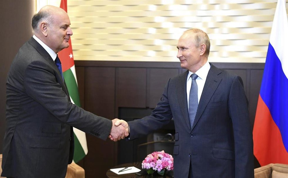 Archivo - El presidente de Rusia, Vladimir Putin, junto al presidente de Abjasia, Aslan Bzhania.