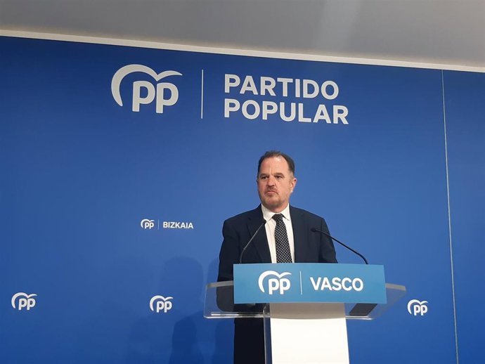 Archivo - El presidente del PP vasco, Carlos Iturgaiz, en una rueda de prensa.