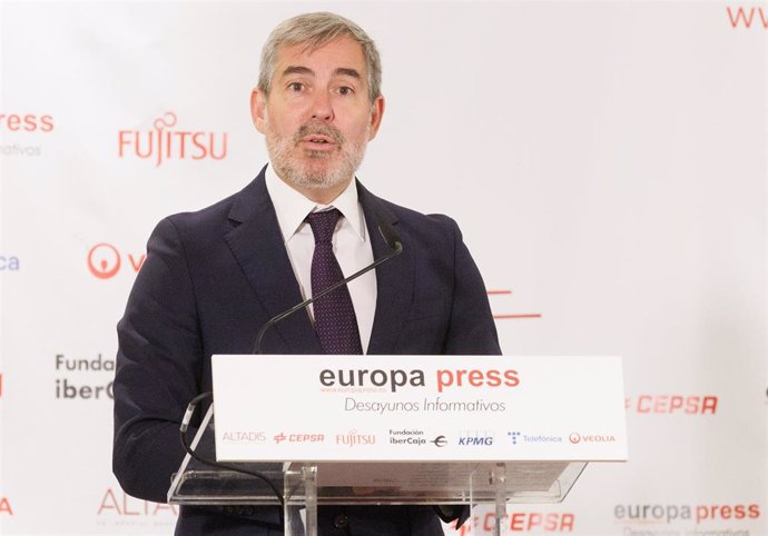 El presidente del Gobierno de Canarias, Fernando Clavijo, interviene durante un desayuno informativo de Europa Press, en el Hyatt Regency Hesperia Madrid, a 5 de octubre de 2023, en Madrid (España).