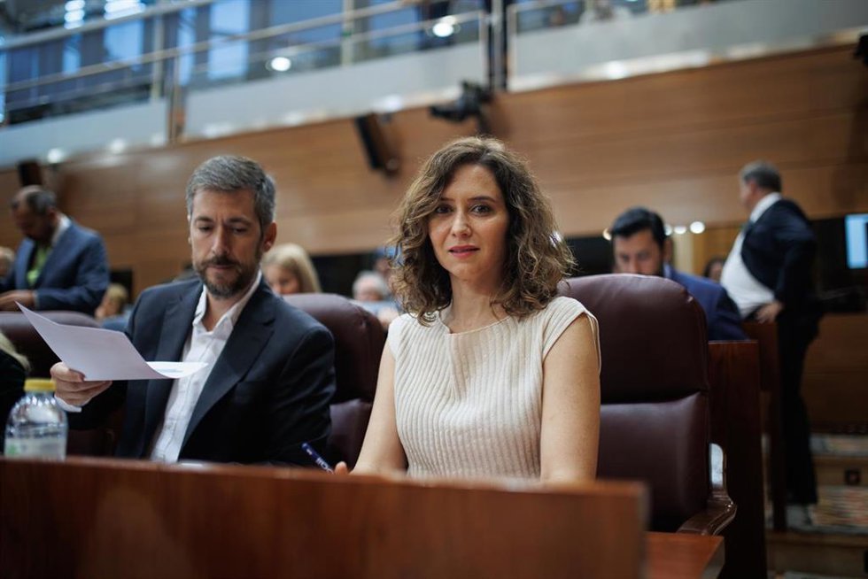 El consejero de Presidencia, Justicia y Administración Local, Miguel Ángel García, y la presidenta de la Comunidad de Madrid, Isabel Díaz Ayuso, durante una sesión plenaria de la Asamblea de Madrid, a 5 de octubre de 2023, en Madrid (España).