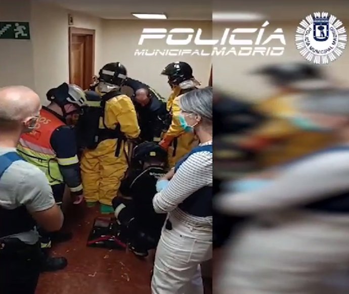 Policía rescata a una anciana de una vivienda llena de suciedad e investiga a su hija por abandonarla