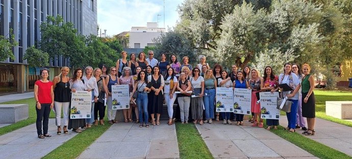 Foto de familia del encuentro mantenido con empresarias que participarán en la XVII edición de la Feria Provincia de Mujeres Empresarias (Fepme) que organiza la Diputación de Sevilla.