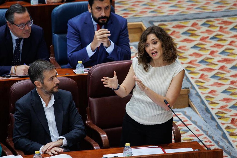 La presidenta de la Comunidad de Madrid, Isabel Díaz Ayuso, interviene durante una sesión plenaria de la Asamblea de Madrid, a 5 de octubre de 2023, en Madrid (España).