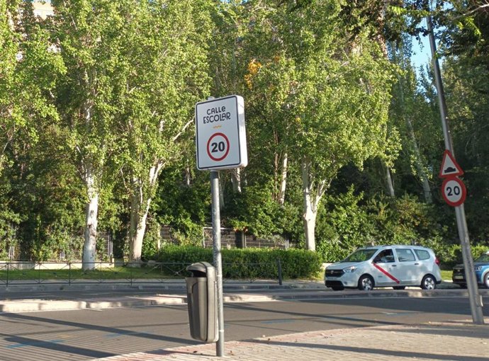 Archivo - Señal de Calle Escolar