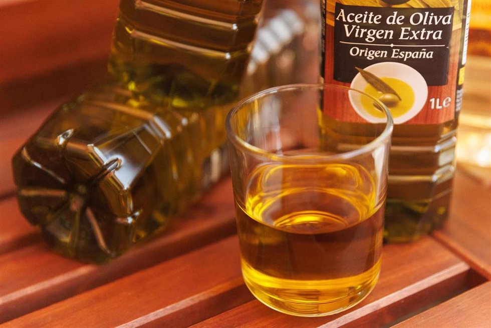 Botellas y vasos de aceite de oliva
