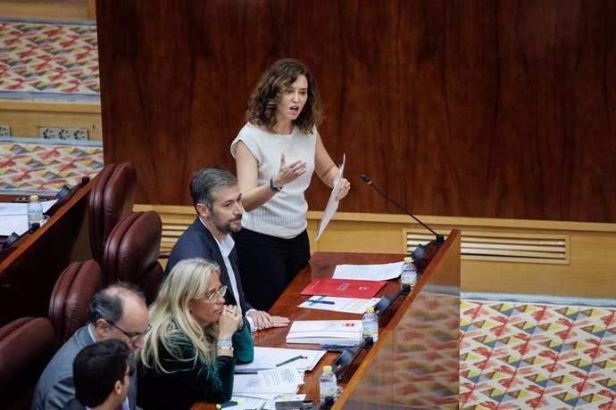 La presidenta de la Comunidad de Madrid, Isabel Díaz Ayuso, interviene durante una sesión plenaria de la Asamblea de Madrid, a 5 de octubre de 2023, en Madrid (España).