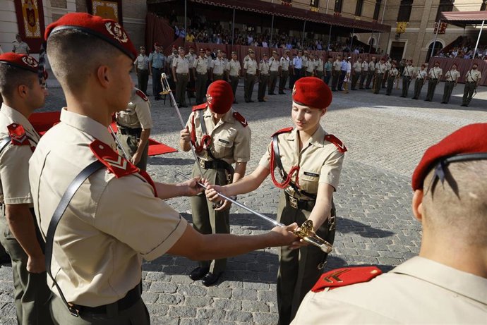 La Princesa Leonor recibe el sable que la acredita como dama cadete en un acto en la Academia General Militar de Zaragoza