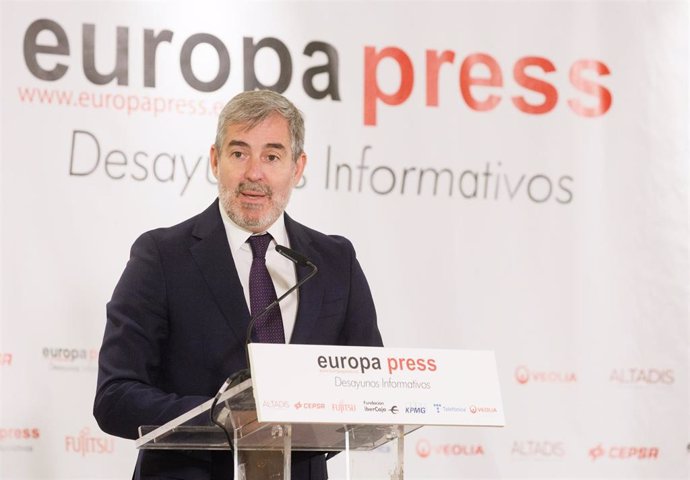 El presidente del Gobierno de Canarias, Fernando Clavijo, interviene durante un desayuno informativo de Europa Press, en el Hyatt Regency Hesperia Madrid, a 5 de octubre de 2023, en Madrid (España).