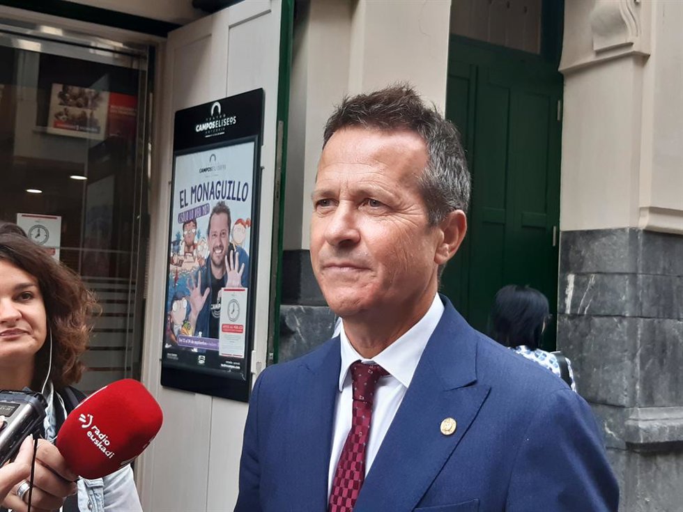 El consejero vasco de Educación, Jokin Bildarratz, en declaraciones a los medios en  Bilbao.