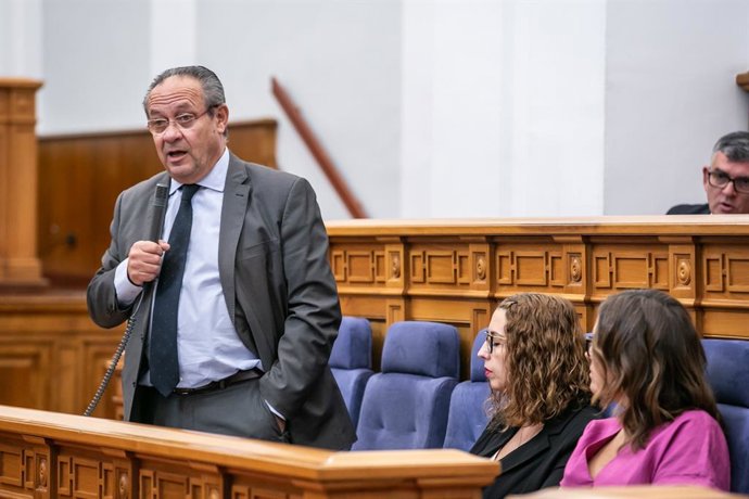 El consejero de Hacienda, Administraciones Públicas y Transformación Digital de C-LM, Juan Alfonso Ruiz Molina, en el pleno de las Cortes regionales