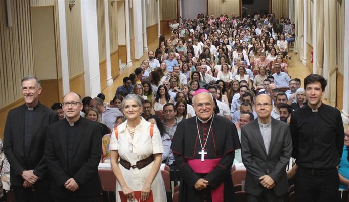 El obispo (centro), en la inauguración del curso académico de la Fundación Diocesana Santos Mártires.