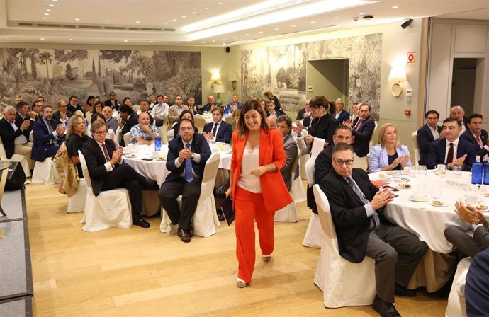 La presidenta de Cantabria, María José Sáenz de Buruaga, inaugura el Foro de Perspectivas Empresariales organizado por El Diario Montañés y el Banco Santander