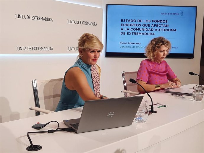 La consejera de Hacienda, Elena Manzano, y la directora general de Financiación Autonómica, Rosa Ramos, en rueda de prensa para abordar la situación de los fondos europeos en Extremadura
