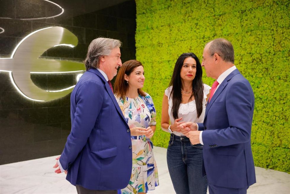 El director territorial de Ibercaja en Aragón, Antonio Lacoma, y el director de Ibercaja Pensión, José Carlos Vizárraga, con la presidenta de AJE Zaragoza, Silvia Plaza, y la gerente de AJE, Noemí Ruiz.