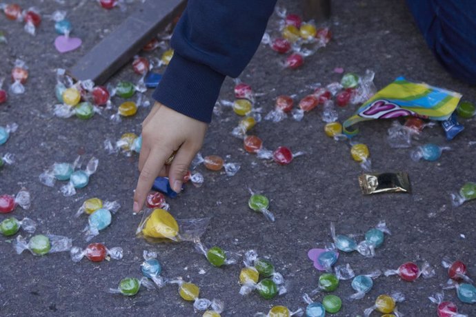 Archivo - Detalle de la mano de un niño cogiendo caramelo durante la cabalgata de SSMM Los Reyes Magos, a 5 de enero de 2023 en Sevilla (Andalucía, España). El Ateneo de Sevilla, pone en las calles de Sevilla, la tradicional cabalgata de SSMM Los Reyes 