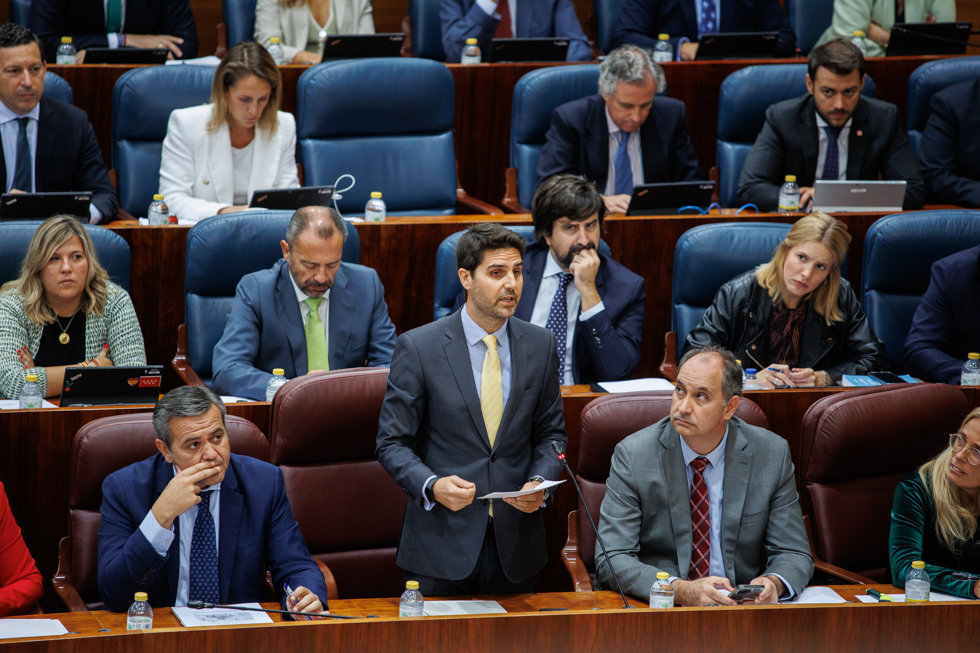 El consejero de Educación, Ciencia y Universidades, Emilio Viciana, interviene durante una sesión plenaria de la Asamblea de Madrid, a 5 de octubre de 2023, en Madrid (España). 