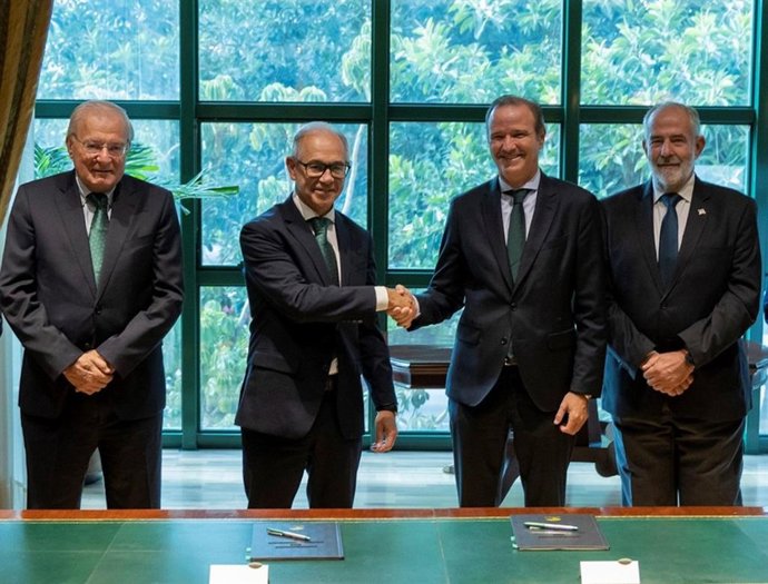 El presidente de Unicaja Banco, Manuel Azuaga;  el  consejero delegado de Unicaja Banco, Isidro Rubiales; el hasta ahora  presidente  de  la  Agrupación  de  Cofradías,  Pablo Atencia, y el presidente  electo de  Agrupación , José Carlos Garín