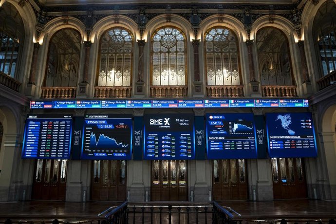 Valores económicos en paneles en el Palacio de la Bolsa, a 18 de septiembre de 2023, en Madrid (España). 